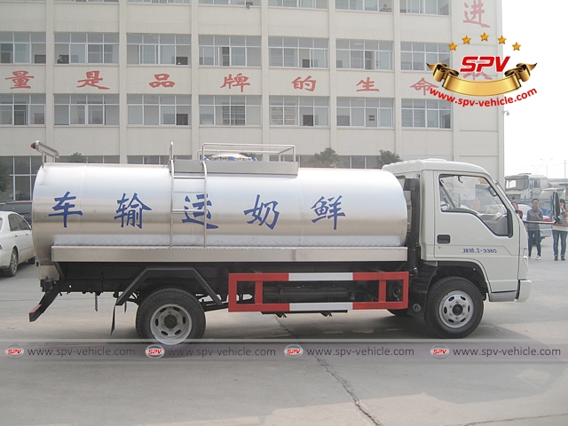Side view of 4,000 Litres Milk Tank Truck-Forland